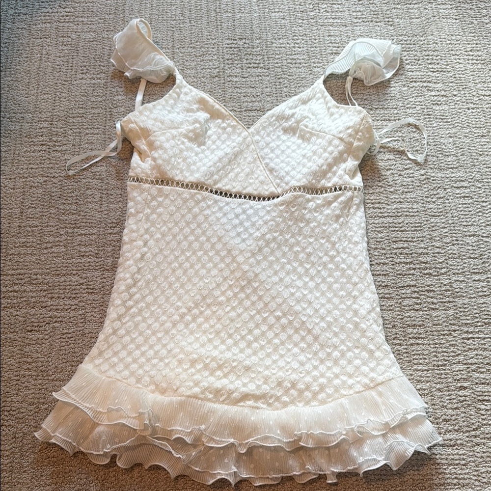 Elegant White Sleeveless Top with Ruffle Hem